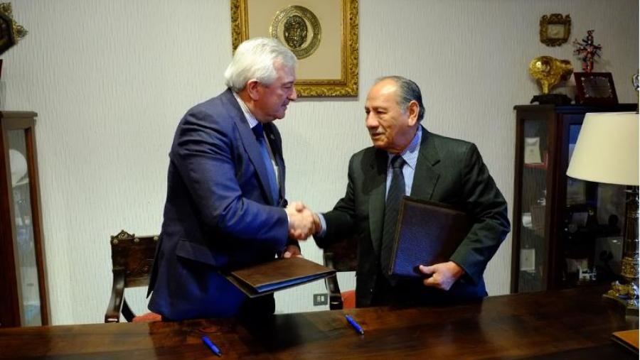 Juan Viaño e Roberto Marcos Mejía, no acto de sinatura celebrado no Despacho Reitoral. Foto: Servimav-USC