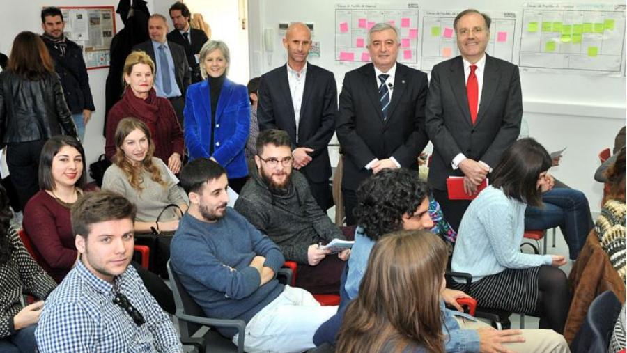 Juan Viaño, Pedro Alonso, Aurea López Tocino, Rafael Ruíz Bada e Covadonga Toca xunto con parte dos emprendeores seleccionados (Foto: Santi Alvite)