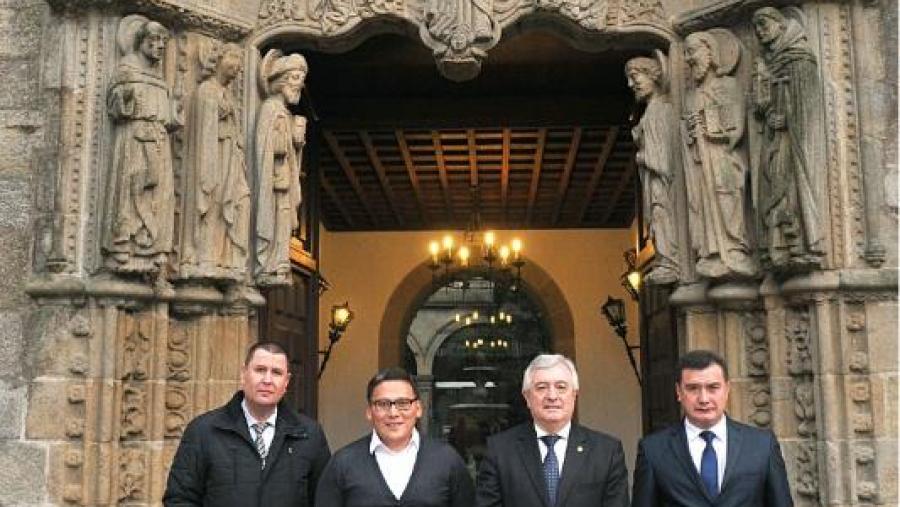 O reitor recibiu en San Xerome a delegación asiática. Foto: Santi Alvite