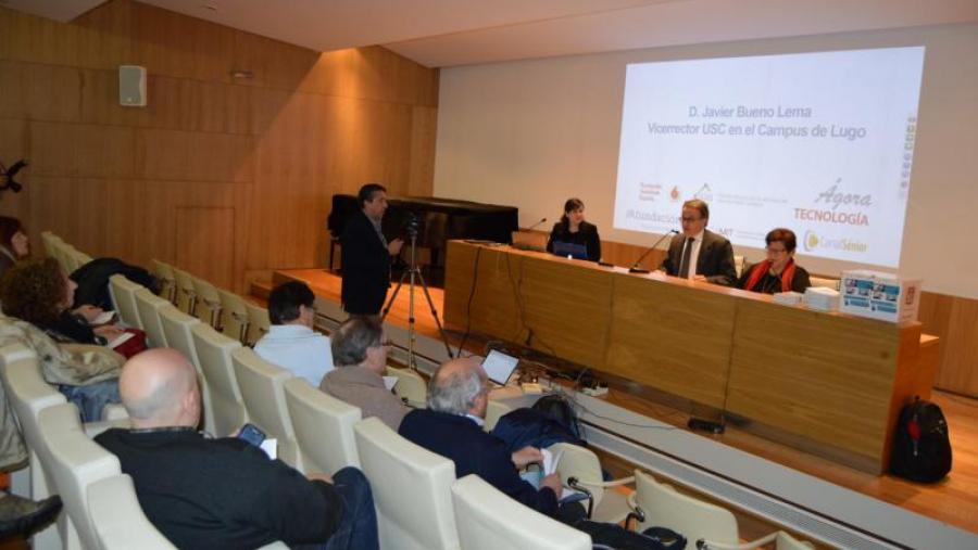 Javier Bueno, entre Iciar Silvestre e Lucía Saavedra, na apertura do curso sobre seguridade en Internet na Casa do Saber