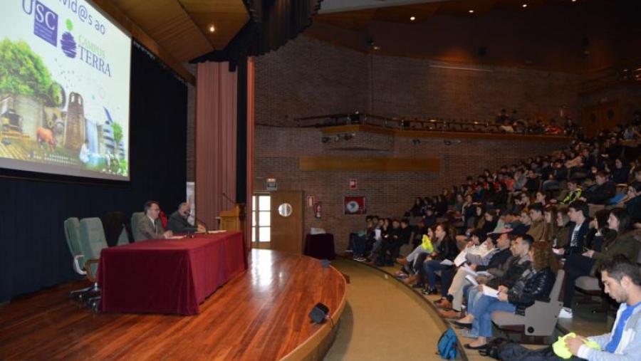 Bueno e López, con estudantes preuniversitarios no auditorio da Facultade de Veterinaria