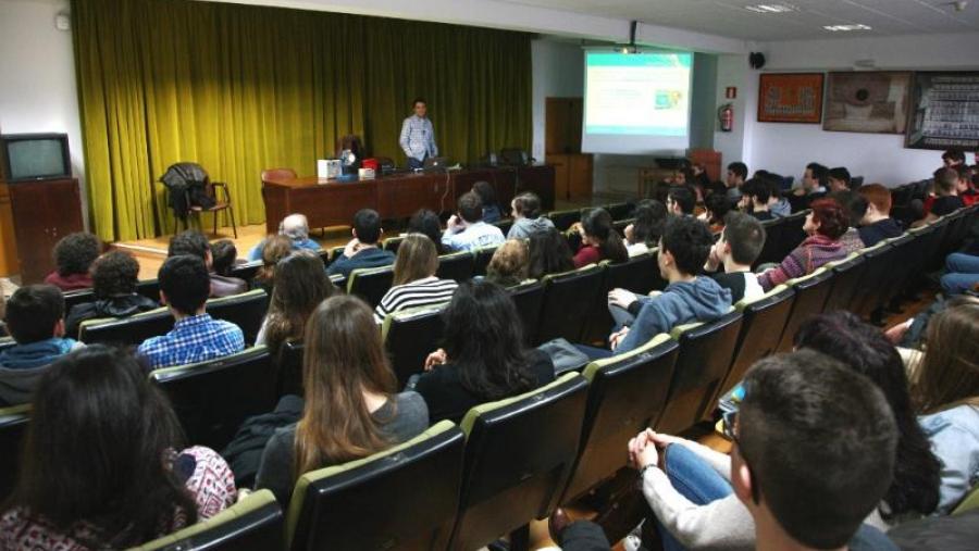 Estudantes de toda Galicia redescobren na USC o bosón de Higgs nunha experiencia que reúne a rapaces de 46 países