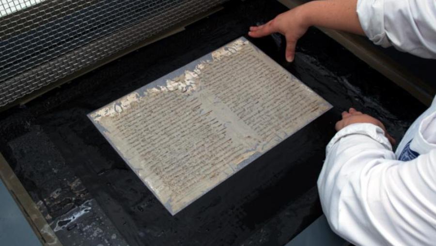 Detalle de traballos de conversación e restauración realizados no Arquivo. Foto: Arquivo-USC