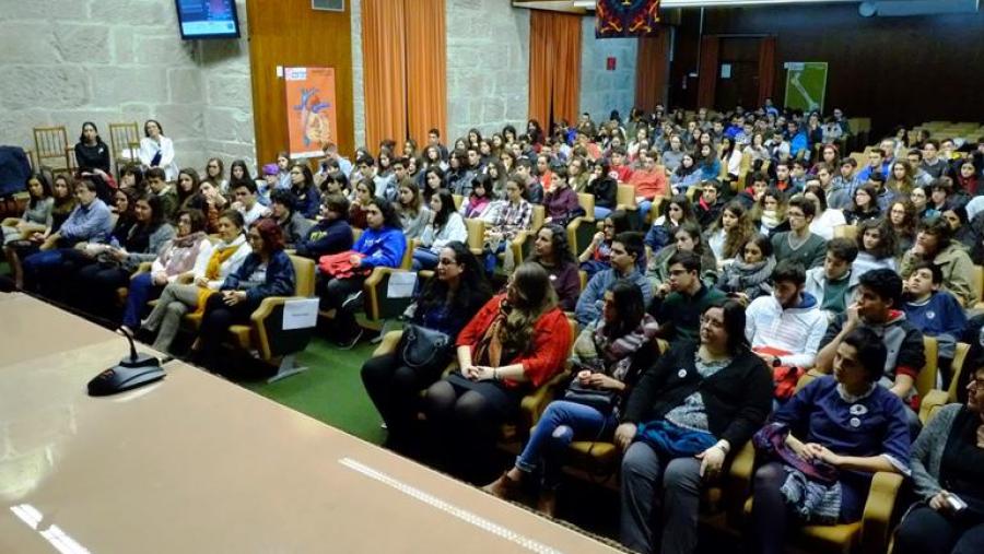 Centos de estudantes de secundaria coñecen na USC as células nai