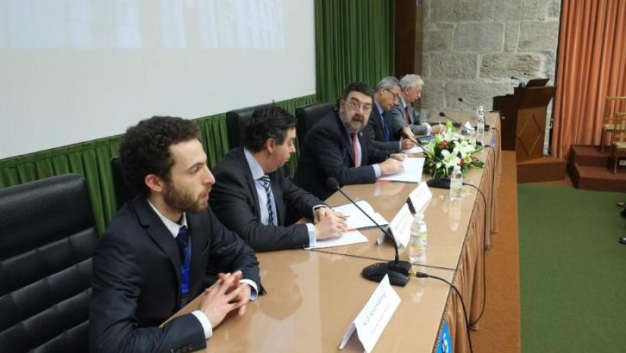 O decano, no centro da mesa, na sesión inaugural do congreso este luns na Facultade de Medicina. Foto: Servimav-USC