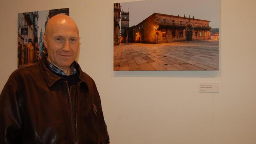 Antón Rodicio xunto unha das imaxes que se mostrarán no Colexio de Fonseca ata finais de abril