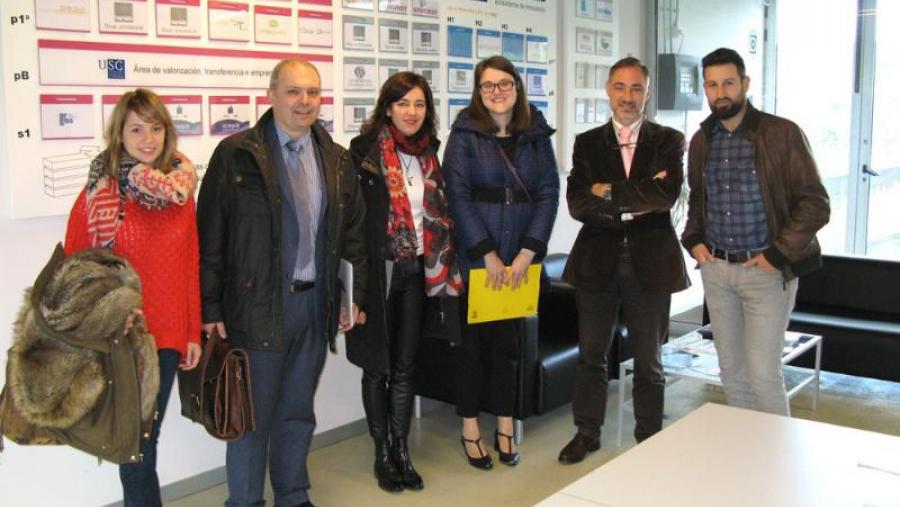 Marta Lois, terceira pola esquerda, xunto con representantes da Área de Valorización, Transferencia e Emprendemento da USC. Foto: Servimav-USC