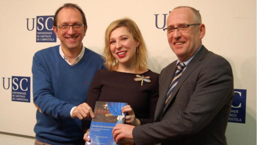 Inma López Silva entre Anxo Lorenzo e Juan Blanco. Foto: USC