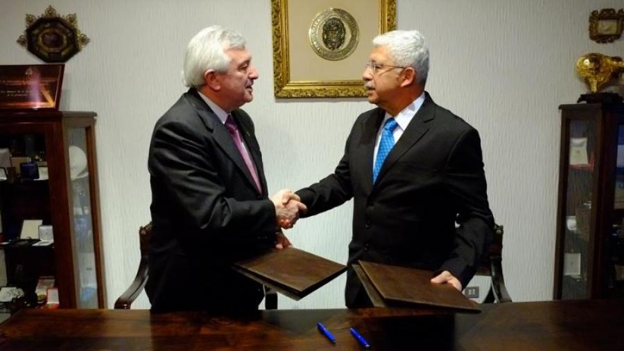 O convenio asinárono no despacho reitoral de San Xerome (Foto: SERVIMAV-USC)