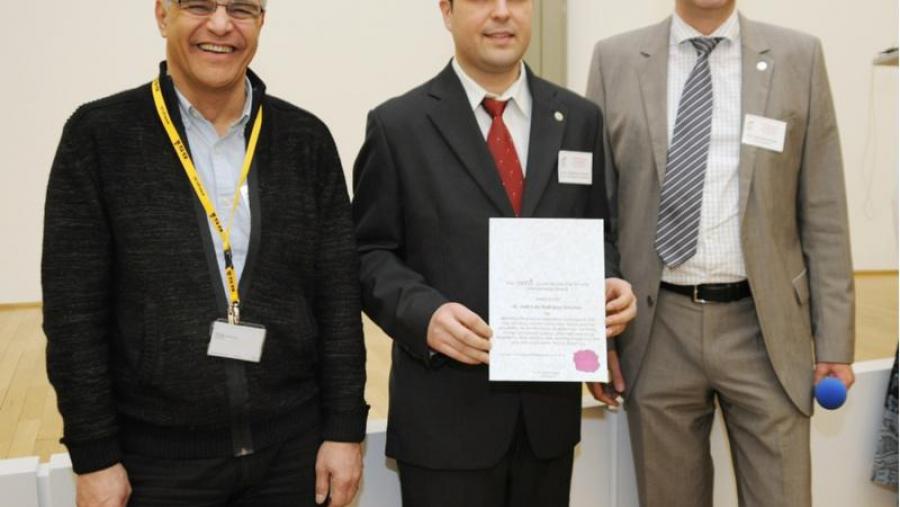 José L. Rodríguez Sánchez,no centro da imaxe, logo de recoller o premio. Foto: G. Otto de GSI/FAIR