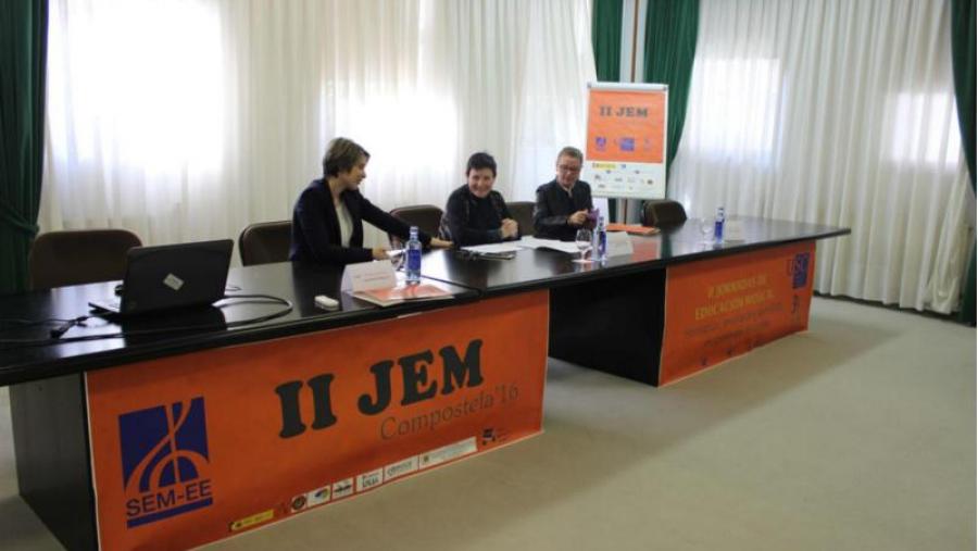 Na inauguración, de esquerda a dereita, a presidenta da SEM-EE, Anna M. Vernia; a decana de CC. da Educación, Carmen Fernández Morante; e a coordinadora das xornadas, Silvana Longueira