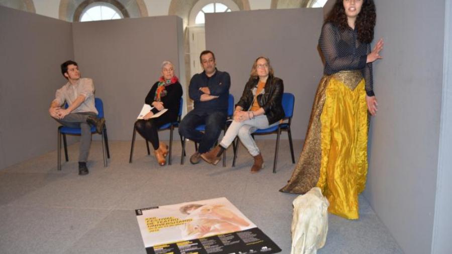 Basadre, Ferreiro e Silva, entre dous actores, na presentación do XXII Festival de Teatro Universitario