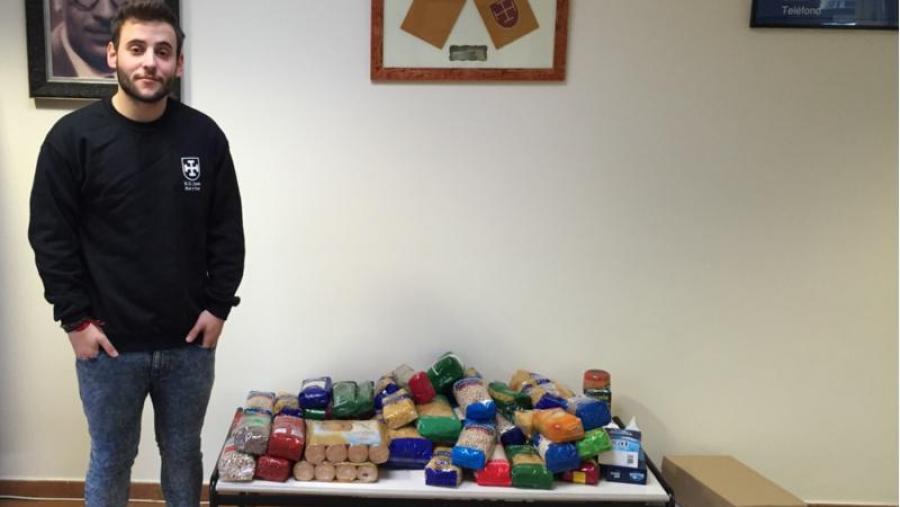 Juan Beltrán, bolseiro da 'Bal y Gay', cos víveres recollidos na campaña solidaria