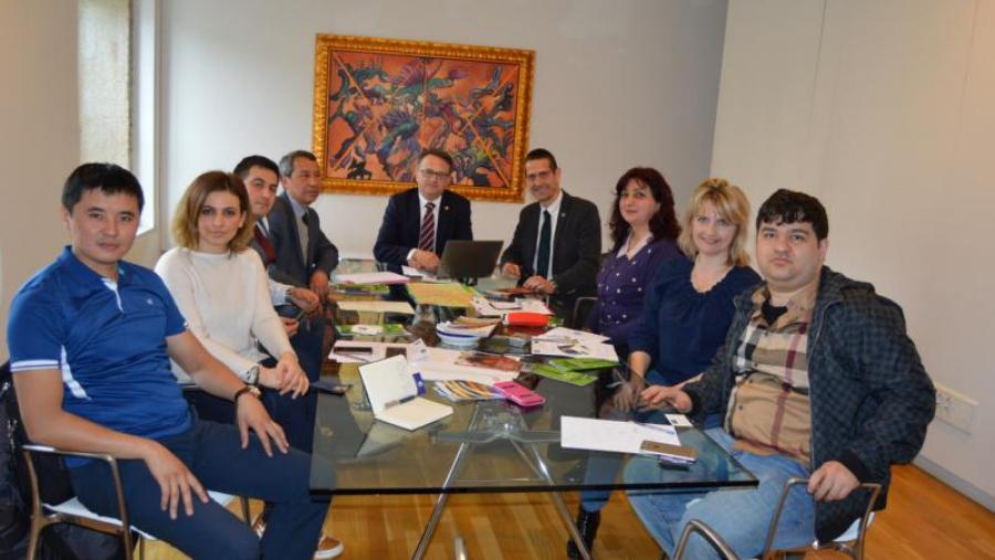 Bueno e Barreiro, no centro, cos representantes de universidades de países de Asia central