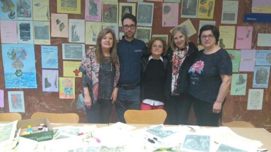 Pomotores da iniciativa, diante do collage resultante do obradoiro 'Un libro por unha idea', en Formación do Profesorado