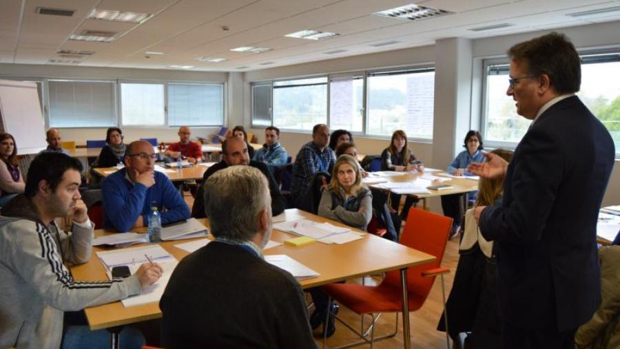 Javier Bueno, con participantes na xornada sobre asesoramento rural no edificio Cactus