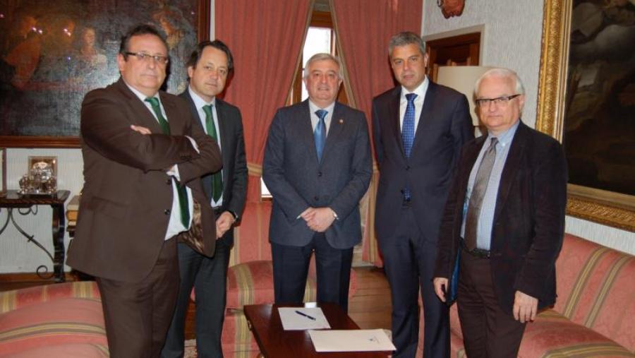 No centro, Juan Viaño e Marc Arthur Benhamou, acompañados do xerente da USC e directivos de la Caixa.