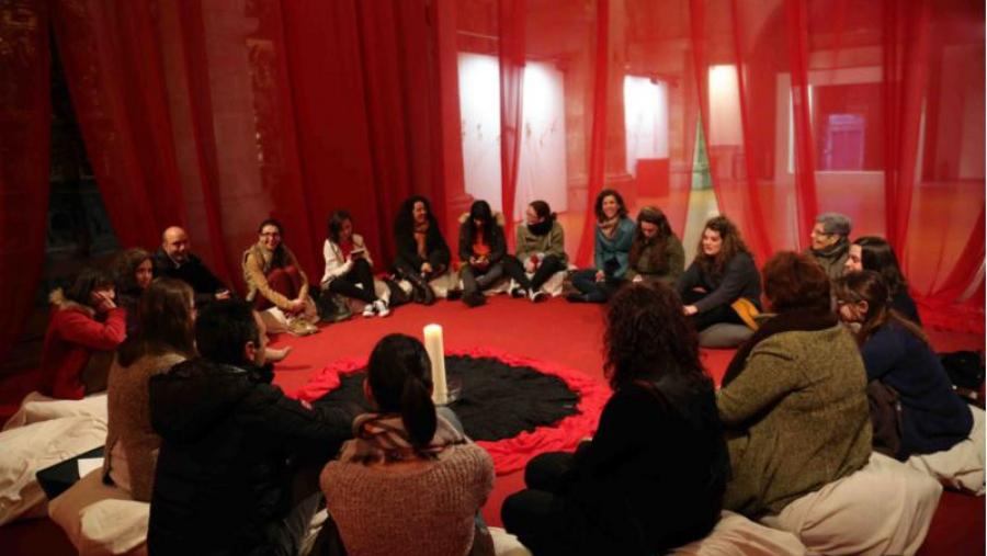 Foto: Mulleres en Círculo