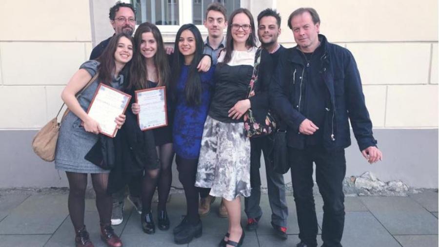 Integrantes da Aula de Teatro compostelá logo de recoller o premio do Festival de Vilnius. Foto: Aula de Teatro da USC