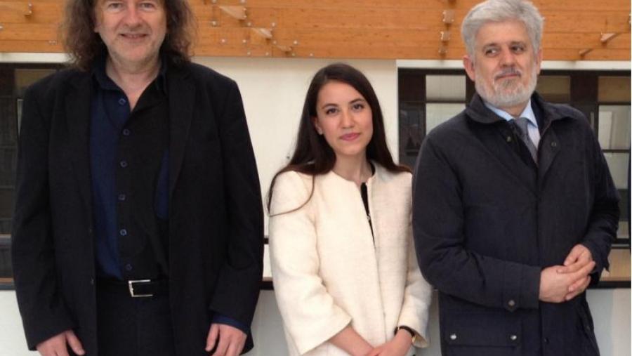 Rodríguez Fer e Pietro Travacci, con Elsa Paredes, autora da tese sobre Valente premiada en Italia