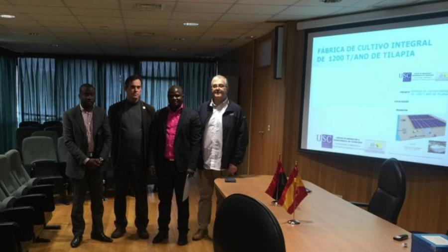 Tomás Cuesta e Manuel Torres Labandeira, con emprsarios de Angola na sala de xuntas da Escola Politécnica Superior