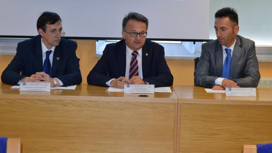 De esquerda a dereita, Martínez Ageitos, Bueno lema e López Gómez, na Facultade de Ciencias