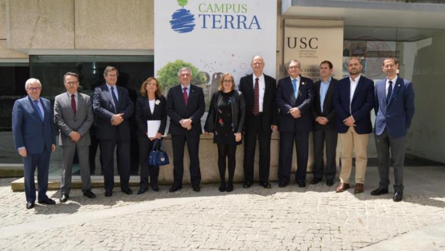 Viaño, no centro, cos membros do comité asesor externo do Campus Terra, vicerreitores do campus de Lugo e a subdirectora Xeral de Promoción Científica e Tecnolóxica Universitaria da Xunta