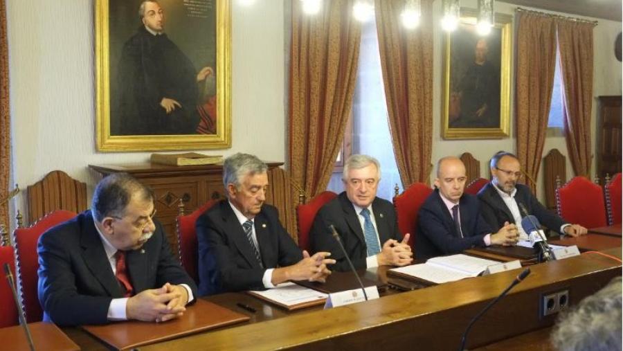 De esquerda a dereita, Ramón Lorenzo Esperante (da Fundación hospitalaria), Alberto Lens Tuero, Juan Viaño, Francisco Javier Pereira e Jesús Varela Mallou. Foto. Servimav-USC