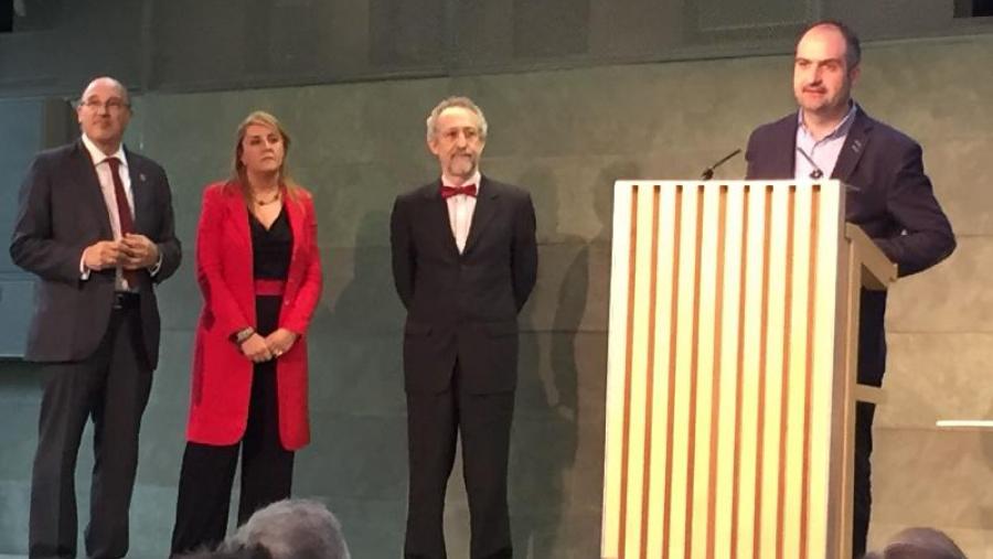 José Manuel Rebolo, da Área de Valorización, Transferencia e Emprendemento da USC, recolleu o premio en nome da USC