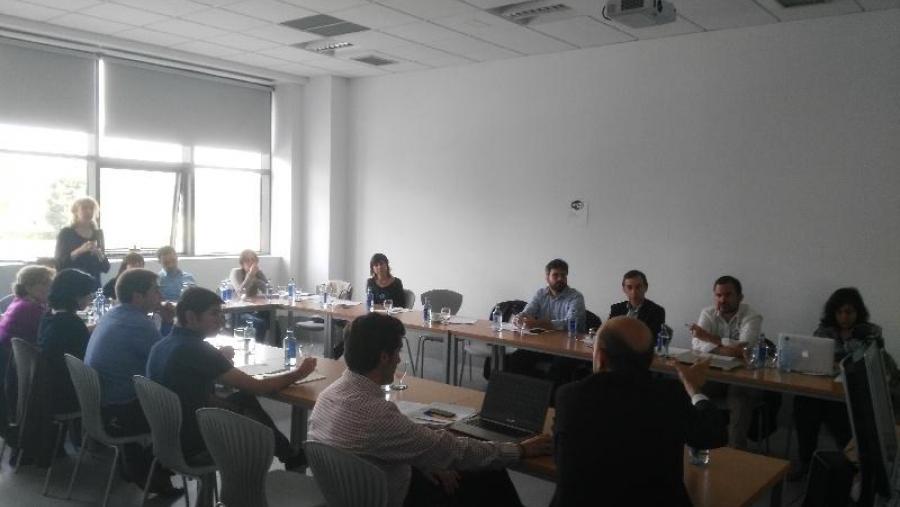 Na xuntanza participaron representantes dos distintos grupos implicados