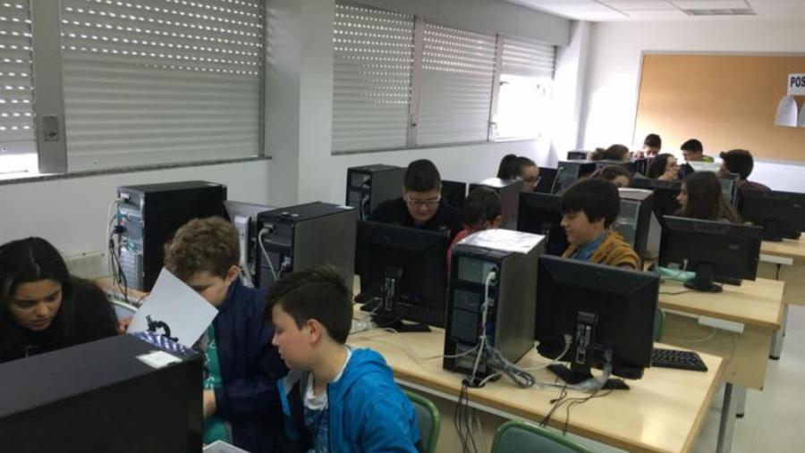 A profesora Elena Vázquez explica en institutos galegos a súa experiencia como matemática