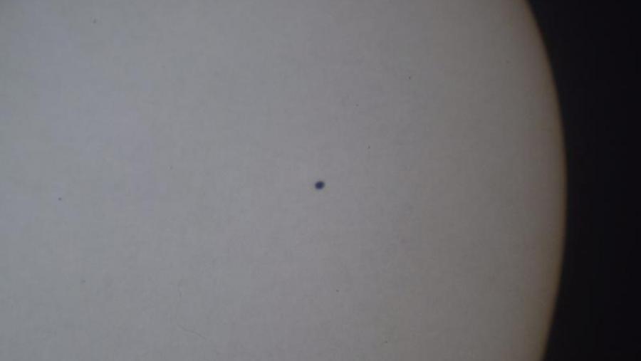 Mercurio pasando por diante do disco solar este luns 9 ás 14.37 horas. Foto: Observatorio Astronómico Ramón María Aller da USC