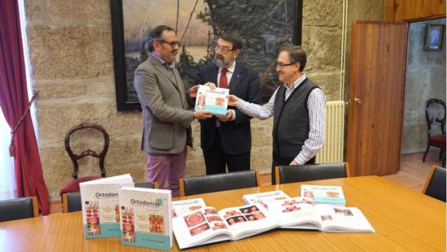 De esquerda a dereita, David Suárez, Juan Gestal e Xosé Regos, no momento da entrega. Foto: Servimav-USC