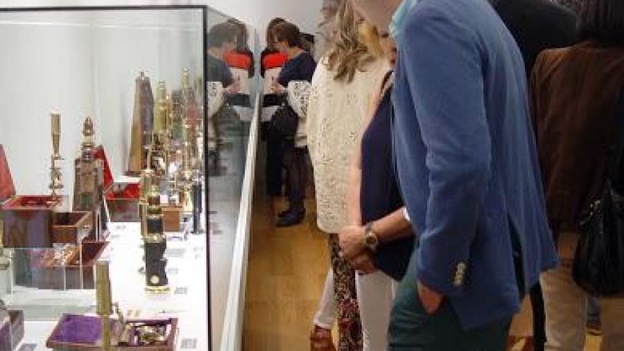 O Museo de Historia Natural da USC reúne por primeira vez na historia dúas xoias que representan a orixe da microscopía