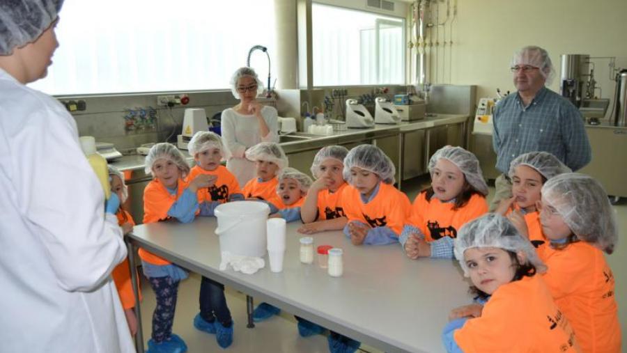 Escolares de Infantil con mestres e persoal da APLTA da USC