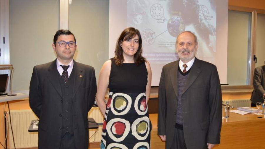 Eva Carolina Vázquez Barreiro, entre Francisco Fraga e José Vázquez Tato, na Facultade de Ciencias
