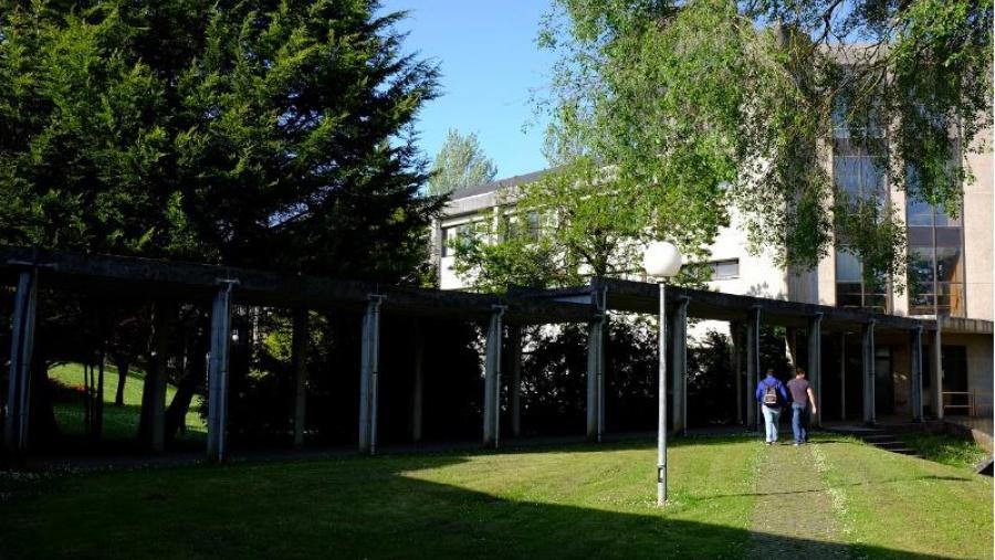 Dous estudantes, nun dos xardíns exteriores da Escola Politécnica Superior de Lugo