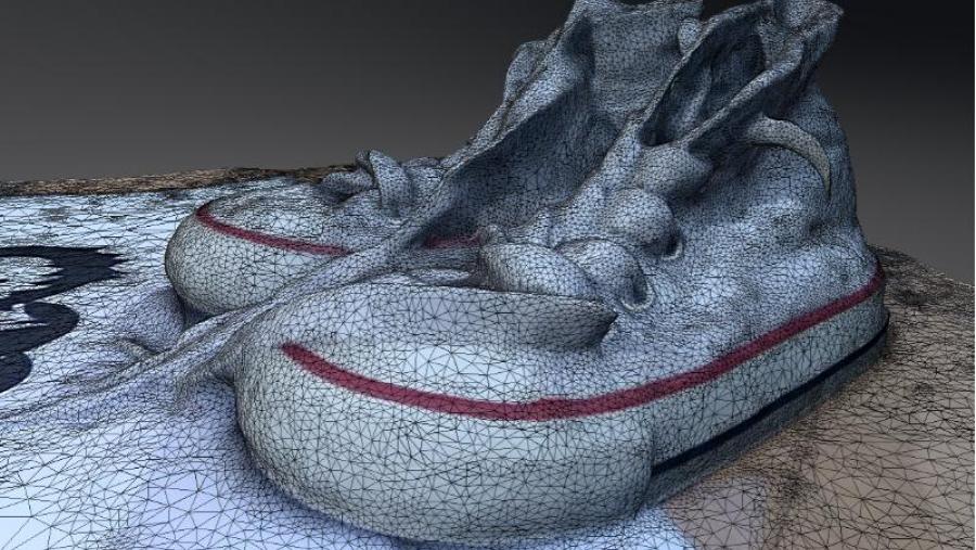 Modelado das zapatillas que recibiu o primeiro premio