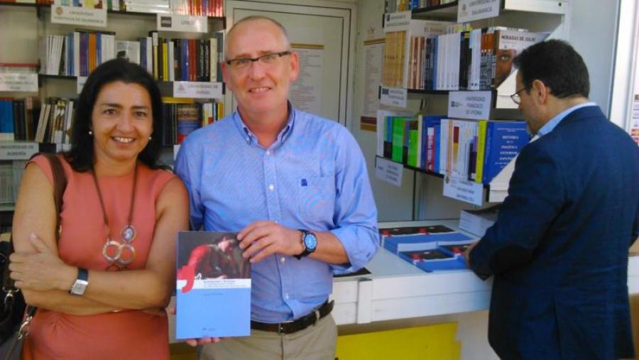 Olga Guadalupe Mella e Juan Blanco, durante a xornada de sinatura de exemplares