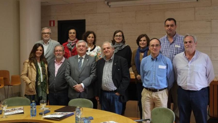 O reitor da USC, Juan Viaño, cos membros da comisión executiva da Conferencia Estatal de Defensores Universitarios