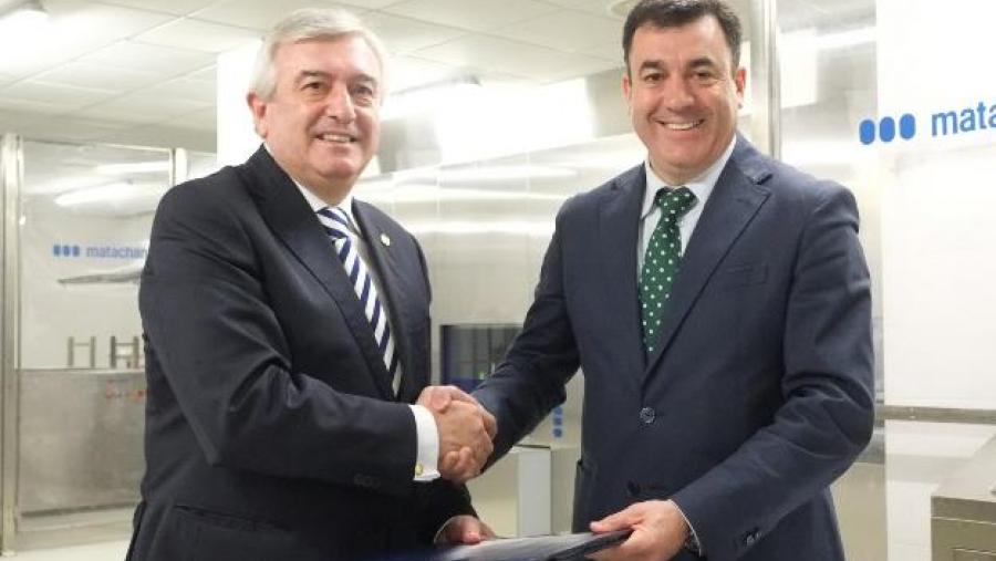 Asinaron o acordo o reitor Juan Viaño e o conselleiro Román Rodríguez (Foto: SERVIMAV-USC)