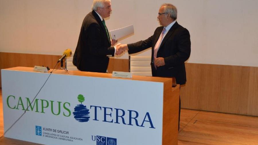 O reitor Juan Viaño, e, á dereita, Manuel Da Cunha, de Panadería Dacunha