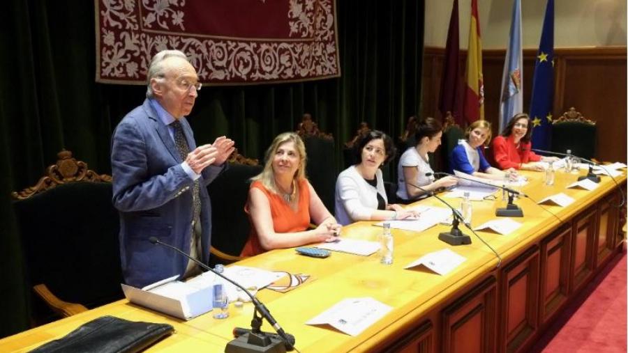 En primeiro termo Jacques de Bruyne quen ofreceu a conferencia inaugural. Foto: Servimav-USC