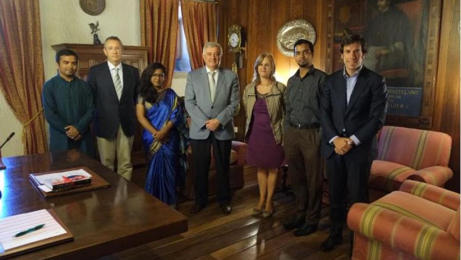 De esquerda a dereita, Mirza Wasfi, Santiago Fernández, Mymanah Akter, Juan Viaño, Pilar García, MD Elias Uddin e Carlos Piñeiro. Foto: Servimav-USC