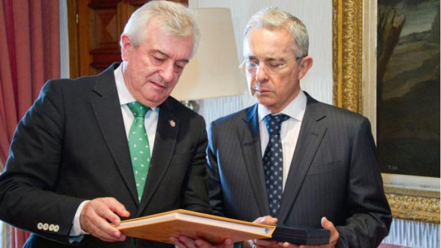 O reitor Juan Viaño e Álvaro Uribe intercambiaron agasallos institucionais. Foto: Iria Lema