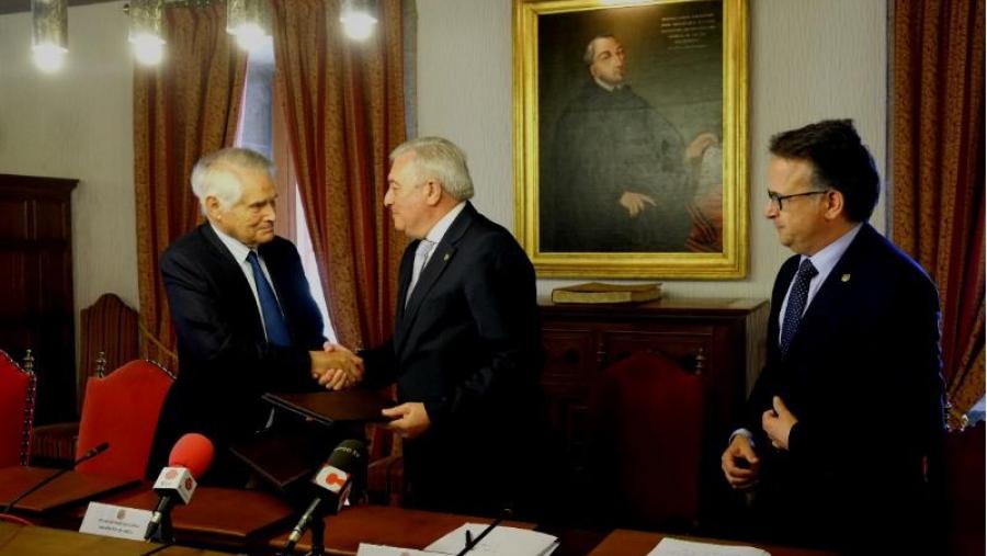 Juan Viaño e Álvaro Rodríguez saúdanse en presenza do vicerreitor Javier Bueno (Foto: SERVIMAV-USC)