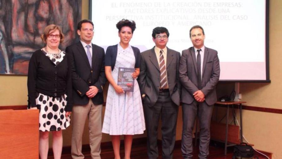 Diana Morales, no centro, acompañada dos membros do tribunal avaliador e do director da tese, Óscar Rodil (á dereita)