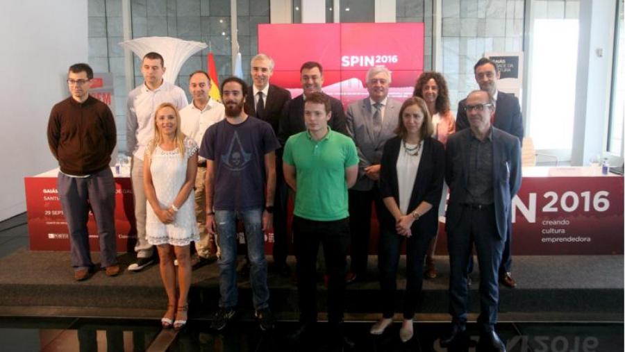 As autoridades asistentes ao acto, co grupo de representantes dos proxectos semifinalistas de Model2Market. Foto: Xunta de Galicia