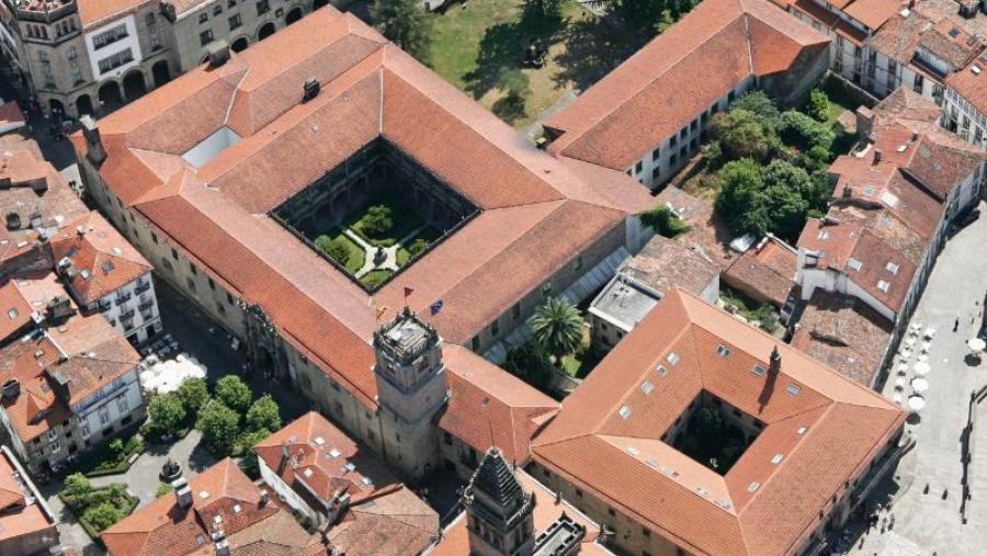 Vista áerea do conxunto formado pola Reitoría da USC e o Colexio de Fonseca