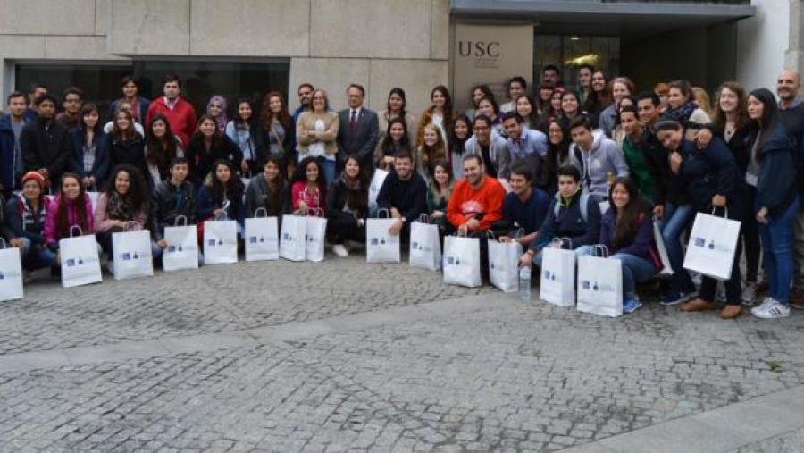 Alumnos internacionais do Campus Terra da USC, cos vicerreitores Carme Silva e Javier Bueno